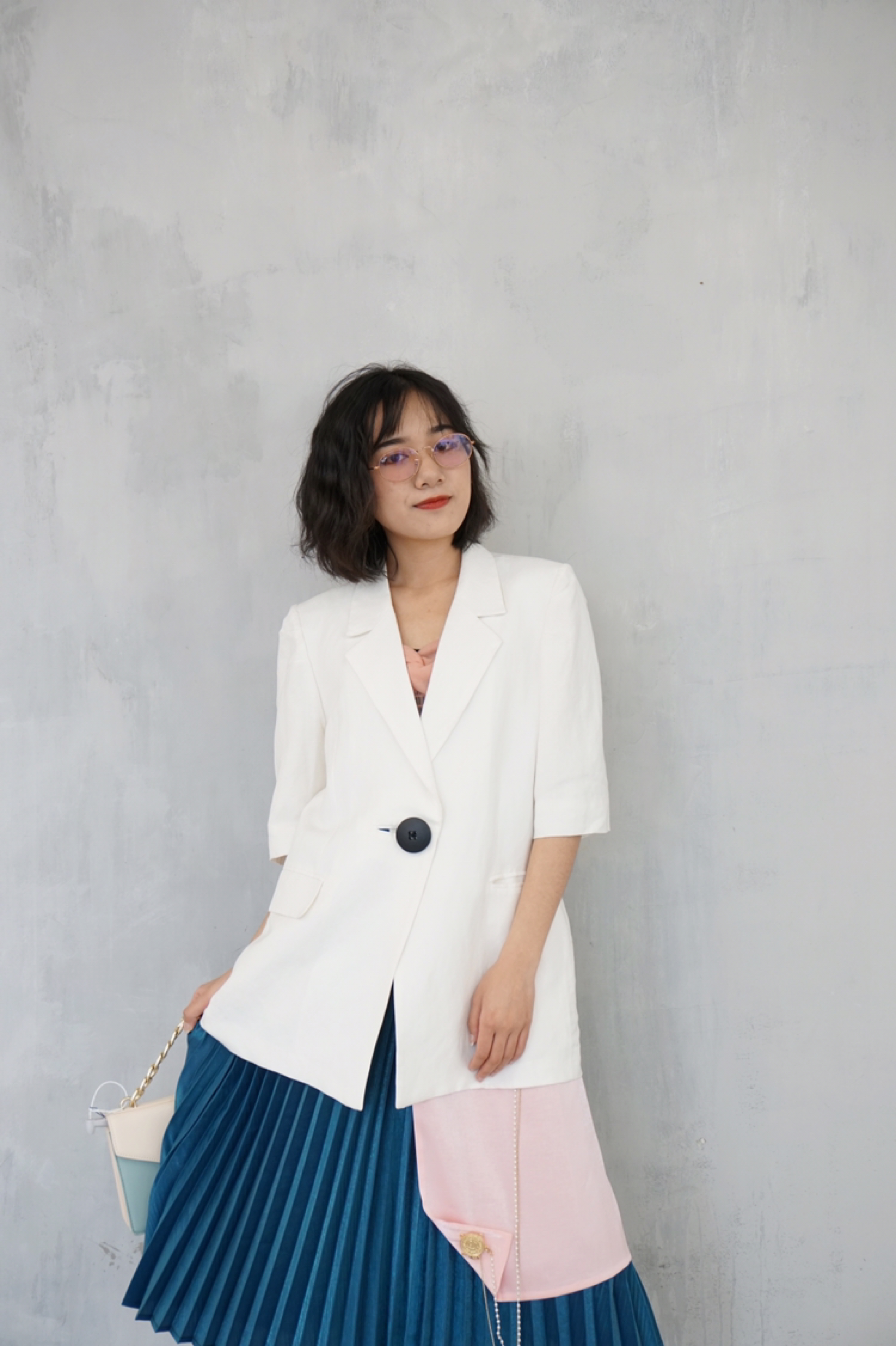 #MOGU STUDIO#
西装搭配又来咧
带垫肩的小西装是今年流行的趋势
复古又自带气场
搭配红蓝拼接的半裙
适合职场的同时也不那么严肃
你的西装拿出来穿了吗～尝试一下这种风格的搭配吧～