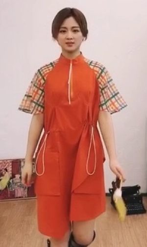 #春天短暂，扮靓要快##MOGU STUDIO#
休闲风look~
橙色连衣裙 袖子是格纹拼接 
腰部不规则抽绳 设计感满满~
搭配北山制包所的mini手拎包 
户外运动 日常休闲 都可以即刻出门啦🤡

