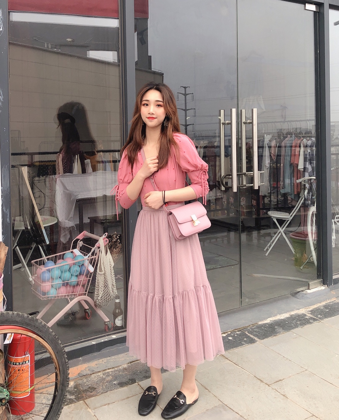 💕💕💕💕💕💕
太甜的裙子了，今天仙女式凡，粉嫩嫩的过春天，上衣的质感炒鸡nice，泡泡袖设计独特，小V领更女人了，纱裙的面料非常软软哦！！！太仙了，喜欢s了，小公主既视感👑👑👑👑👑
#叮，一大波仙女裙正向你飘来#