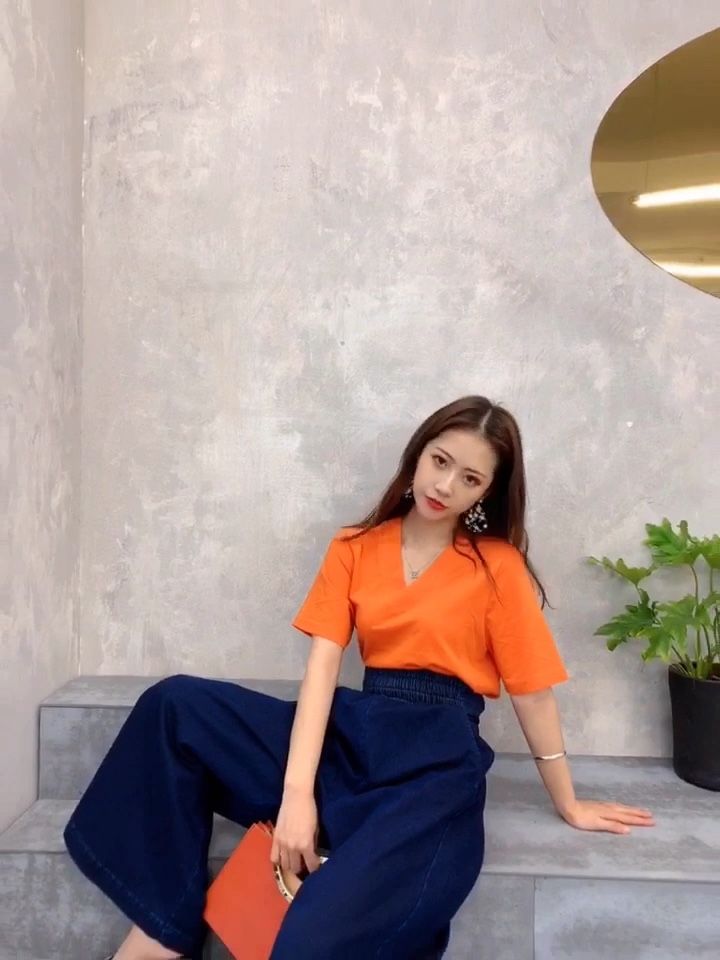 七北 look ||
NOTNOW的短T上衣 V领超级显锁骨的性感 暖橘色给人活力 搭配深色牛仔高腰阔腿反而显得极其嚣张 超级有个性的搭配 北山家橘色的包包来搭配对应更加行云流水 时尚感十足哦
#venvennet x 赵赵独家首发测评#