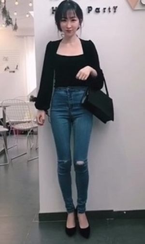 小个子穿搭|法式复古穿搭#矮妹不哭，高腰最cool##韩系ins博主的借鉴穿搭#

现在穿的时候刚刚好
丝绒泡泡袖的上衣，很好看的大方领，非常的法式，配上紧身牛仔裤
搭配现在最时髦的珍珠耳环和项链非常的有气质
非常适合小个子的搭配哦

都是很好看的搭配哦

我的分享就到这里啦，有什么疑问大家评论哦!希望能收到大家的喜欢和小心心!爱你们💕