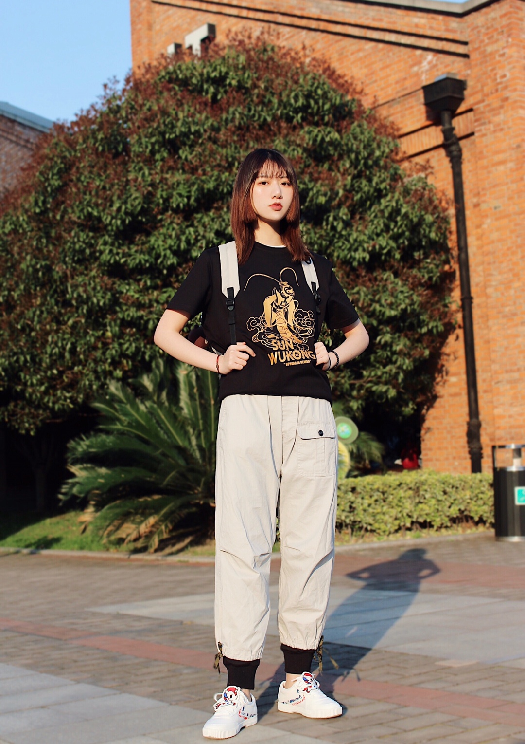 #<strong>海澜之家</strong>大闹天宫联名首发#
#春日不挑身材裤子盘点#
上衣：<strong>海澜之家</strong>大闹天宫系列 黑色打底金色大图案 就很显眼特别的配色 又不俗气 男款衣服长可以塞进去穿
裤子：不限身材的工装裤 很休闲随意 各种腿型都可以驾驭 浅色更能与上衣的深色中和
搭配用的双肩包颜色与裤子呼应 使全身搭配完整哦！