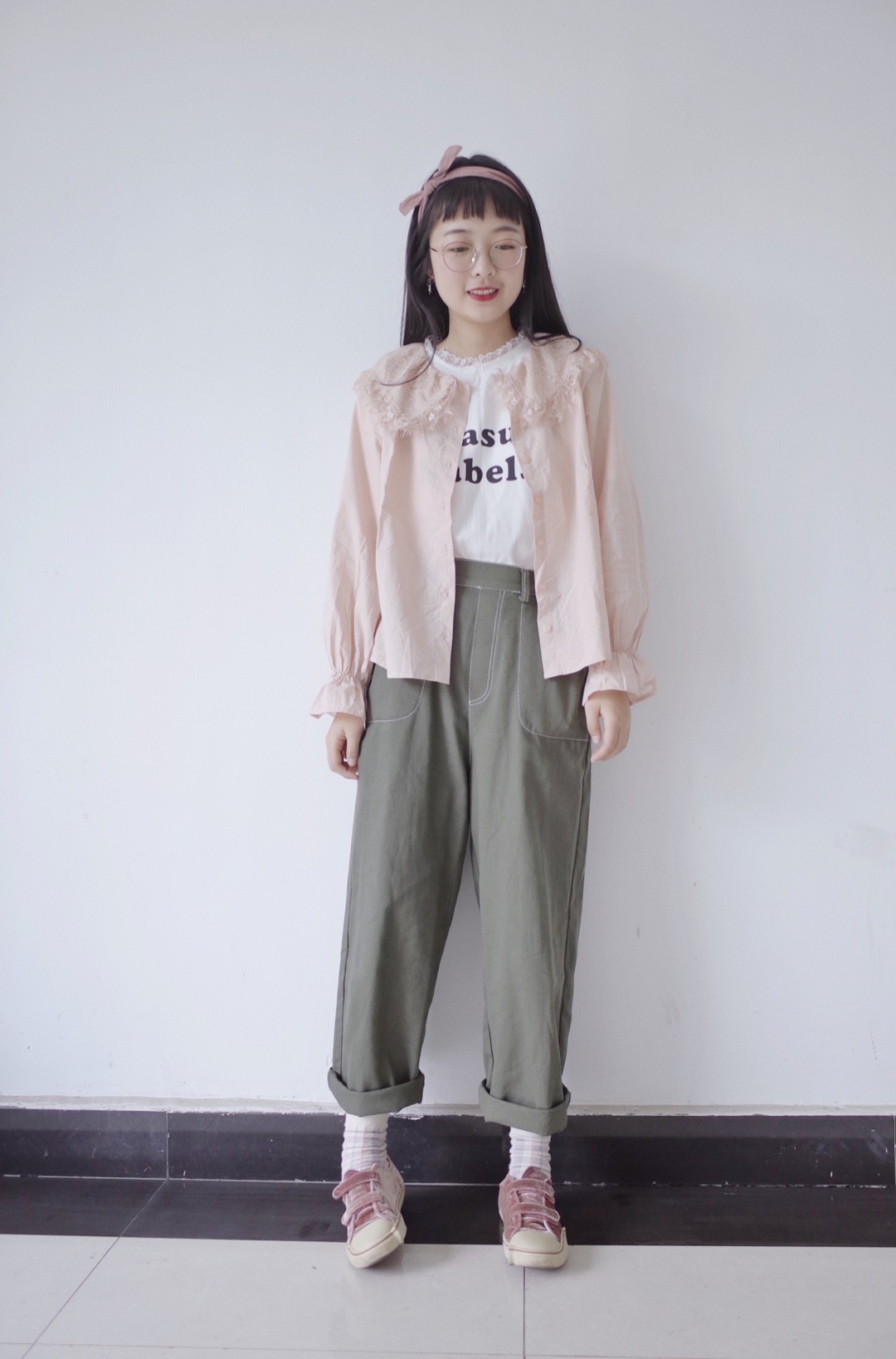藕粉色花边衬衫➕工装裤➕丝绒发箍的搭配～

💗嘿呀我的少女心！这件藕粉色衬衫细节实在是太戳人了，同时也可以当作开衫穿，一衣两用～搭配了豆粉紫的发箍，非常可爱。

💗里面的短袖是蕾丝领子，工装裤很好穿，腰围比较适合，不需要皮带，这点很加分！颜色上也有一种混搭的效果～

#趁着春天把温柔配色穿个遍！#