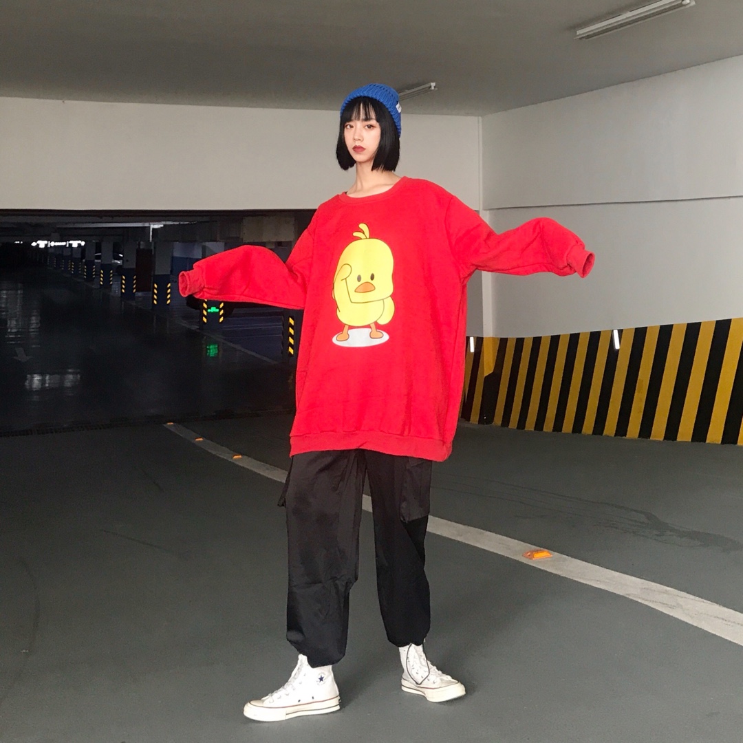 #C_R_Z 4.2上新#
大红色的卫衣 胸前撞色卡通印花装饰
下装搭配黑色的工装裤很好看哦
再搭配一双白鞋就很棒啦
