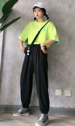 
#结束小长假，回血元气装上身！##小个子的初夏长腿秘籍#荧光绿的t本身就是很特别的颜色很亮眼，搭配黑色的束口运动休闲裤看起来休闲也有点酷酷的，主要是显腿长哦。
