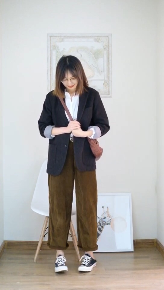 #“衫衫”来临，春天必须得有它！#
如果版型特别好，男款西装外套也是值得尝试的。略微宽松不是非常修身，更适合平时休闲时穿着。下身搭配棕色灯芯绒直筒裤和帆布鞋，背上斜挎包，真的蛮酷的耶！