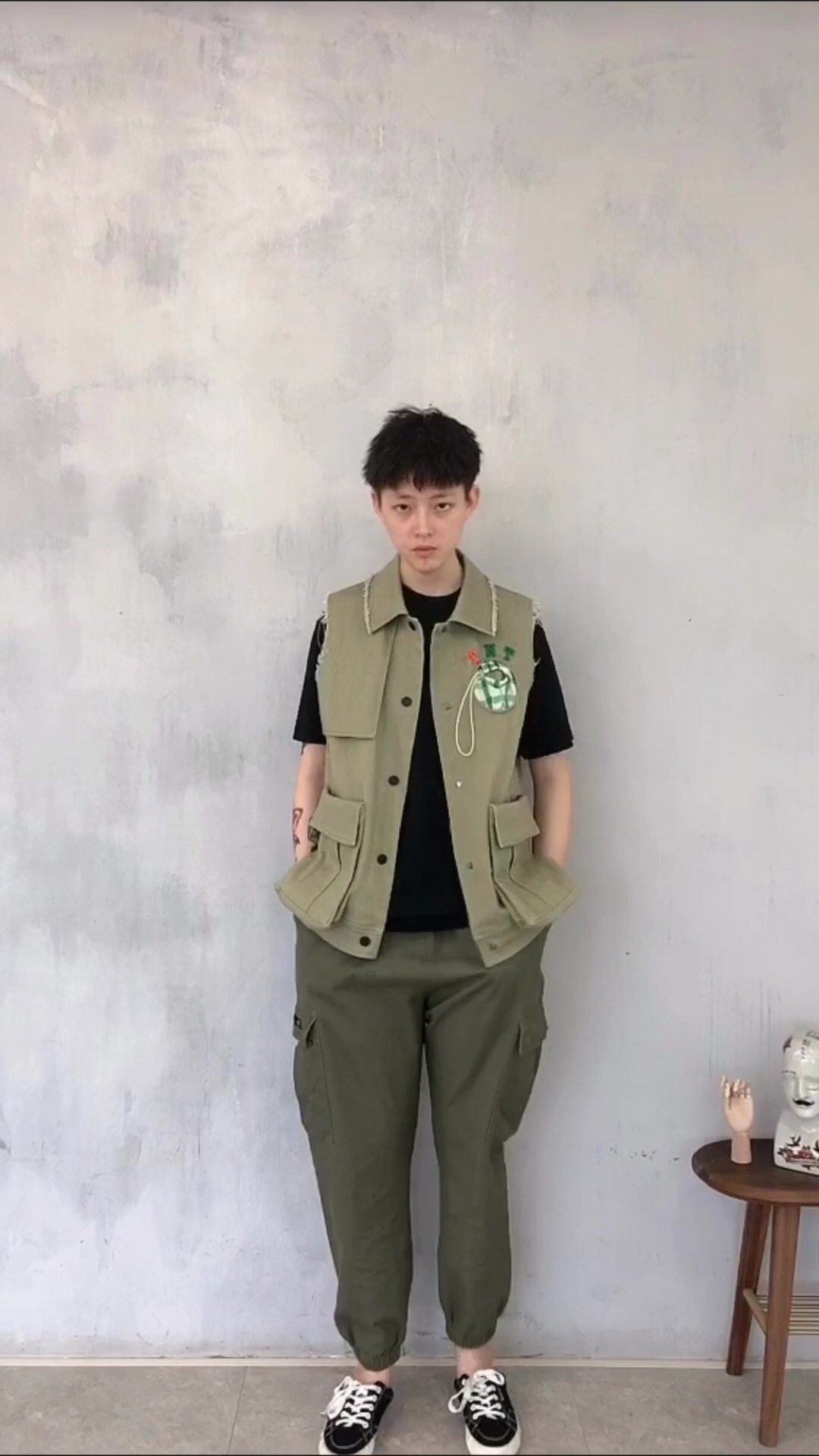 #MOGU STUDIO#军绿色衣服裤子搭配，里面搭了件黑t，简单干净，外面搭配了一件军绿色马甲，马甲毛边设计，很好看，然后裤子搭配了同色系的军绿色工装款
👕FOUR FINGER CLUB/THISNORTHAT
👖珍妮宇航局