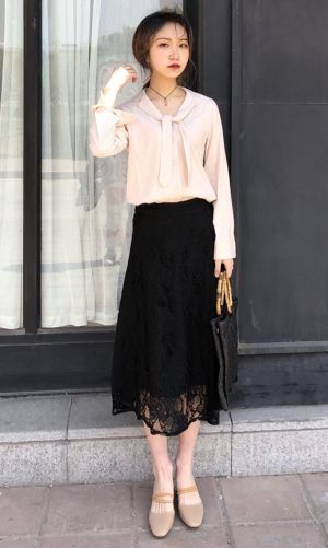 #小个子の春夏第一次露腿#天气渐渐热起来啦，裙子们都要出场啦！
衬衫加裙子真的文艺本人穿搭了，米色是温柔的，给人一种很舒服的感觉，前边的小蝴蝶结又很俏皮可爱！搭配的黑色蕾丝裙，真的太美啦！这种蕾丝的裙子，中长款刚好遮住腿遮住肉肉而且在这个有温差的季节也不会特别冷！
鞋子搭配的高跟拖鞋，米色的鞋子和衣服相呼应，黑色的编织手袋也是百搭单品了，但是配裙子最好看！这一身真的适合很多场合！约会也是不错的！#150cm+小粗腿的春天#