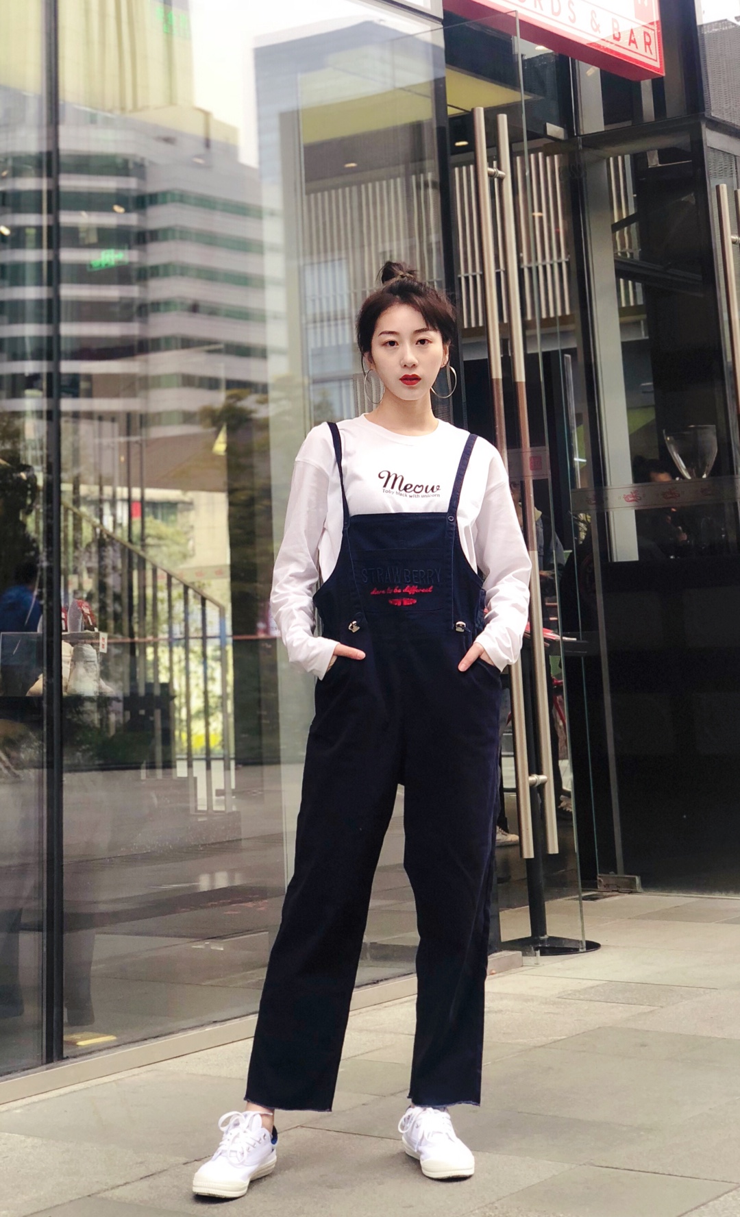 超百搭时尚单品做这个春天最靓的崽儿
女生的衣服包包鞋子一年四季感觉没断过 #今天是“格”外好看的时髦女孩#但是要说最百搭的鞋子我感觉还是非小白鞋莫属了过过
  一双小白鞋裙子可以配T恤牛仔裤休闲装统统搞定
今天要给大家分享的就是春季小白鞋穿搭法啦
总体来说今天的穿搭偏休闲运动风一些
T恤+背带裤+VOLLEY小白鞋
干净的字母T和深蓝色背带裤简直就是减龄神器啦 分分钟18岁