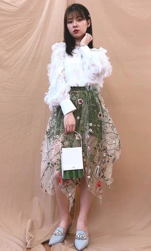 【是春天的感觉】
上衣：LOTI
裙子：RACHEL&C COLECTARE
鞋子：BUBUFEIFEI
包包：北山制包所
夏天的感觉，那一定是一字领和小裙子的组合呀！
这件羽毛的一字领，真的太仙了，再搭配一条春日风的半身裙，是初恋的感觉呀！
#听说春天和小碎花很配哦！#
#MOGU STUDIO#
