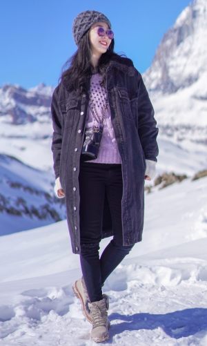 旅行穿搭OOTD | 打卡了瑞士冰川之城最美的马特洪峰，除了在这里滑雪还有和巧克力合照，我觉得更有意思的是那些带着宠物一起来这里登山的人，而且这些人还不占少数，狗狗在雪山里追着主人奔跑的样子实在太欢乐了。

Coat: 3.1 Phillip Lim
Sweater: IRO
Shirt: Steven Alan
Jeans: J Brand
Bag: Chanel
Hats: Katty
Shoes: Sam Edelman
Eyewear: Yohji Yamamoto
Lipstick: 
TomFord Perfect Kiss

#适合拍照の出游穿搭，安排！#
#马卡龙色开启霸屏模式！#
