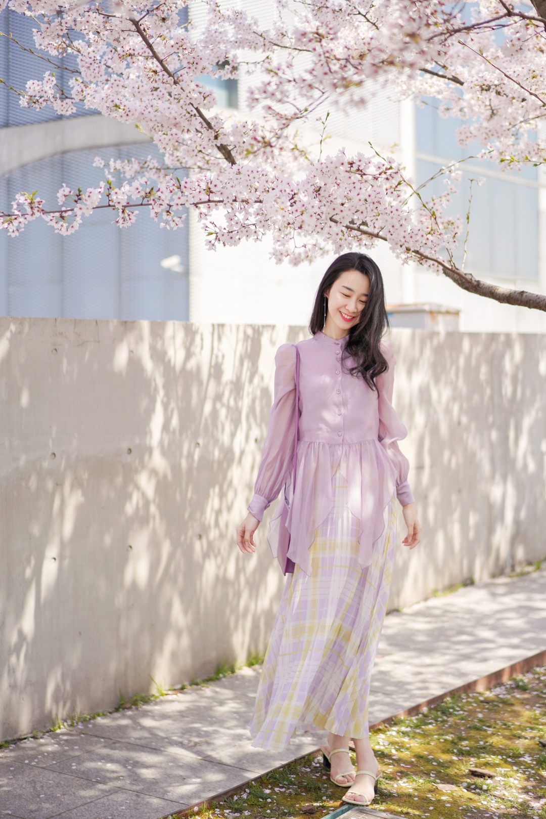 日常穿搭OOTD | 去年春天和燕姿来上海也在这同一个位置拍了照，龙美术馆的樱花依旧烂漫，今儿赏花踏青去。 ​​​

衬衫：See by Chloe 
裙子：Samsoe & Samsoe
鞋：Yshan 
包：Celine
耳环：Yirantian 

#马卡龙色开启霸屏模式！#
