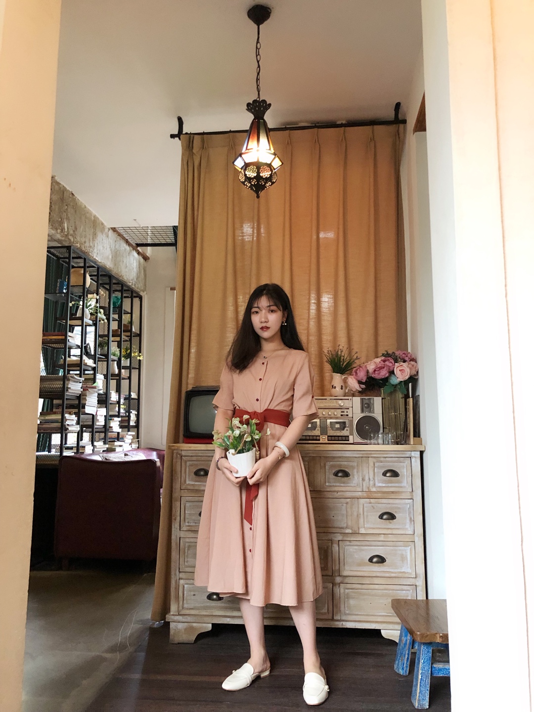 本期穿搭分享🍑
这件安妮陈<strong>家</strong>的复古风小裙纸👗
我是它<strong>家</strong>衣服的老粉丝了呢🤔这件复古味道十足的小裙子炒鸡修身显瘦😋腰部的绑带设计我给它满分💯搭配一双简单的穆勒拖鞋
啧～是复古风女孩没错了👧料子也是一级棒 柔软贴身…最喜欢纯棉的料子了～
温柔小女人的一套 做一个甜甜的水蜜桃🍑女孩吧#女idol<strong>甜心</strong>秘诀：吊带叠穿法##水蜜桃女孩#