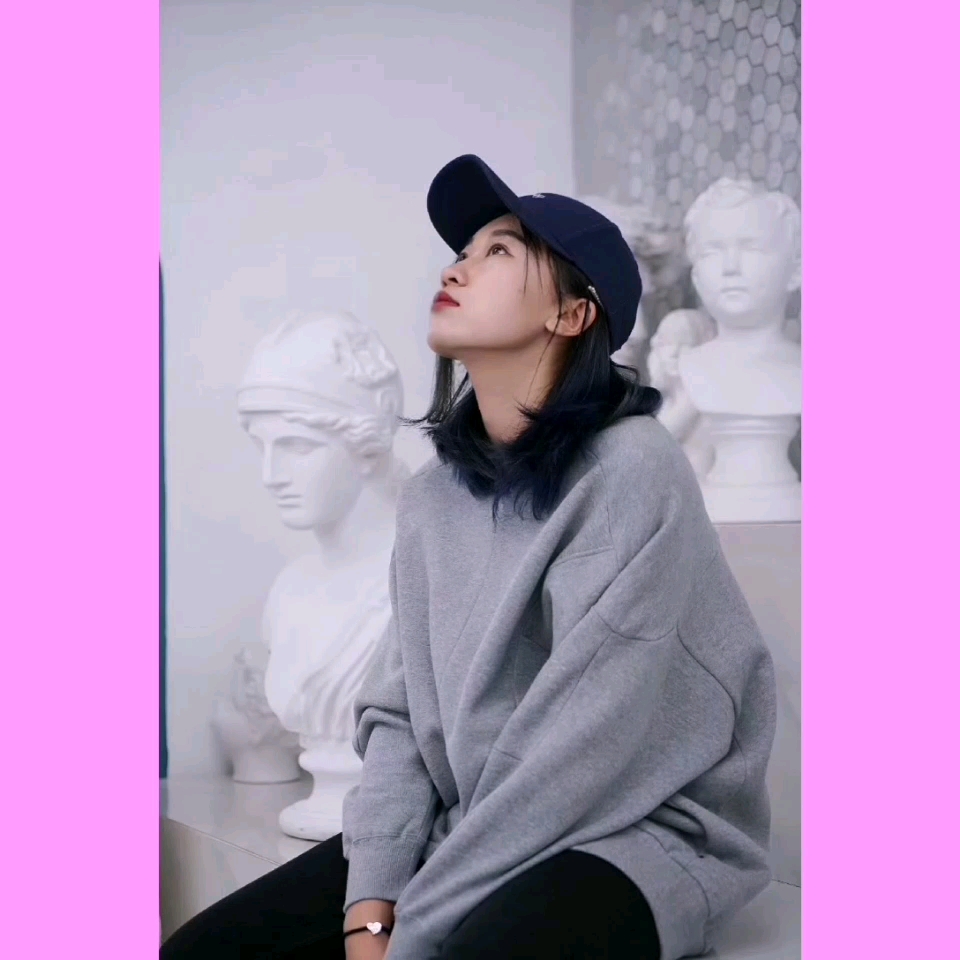 #MOGU STUDIO#
穿了这套衣服 你们可能看不出来我是个120斤的胖子吧
非常显瘦的黑色直筒牛仔裤 目测穿上腿细三厘米
搭配灰色卫衣 很运动的一套穿搭 不习惯穿裙子的女孩子可以准备起来了
毕竟夏天到了 为了防晒 长袖还是必不可少的
如果想赚点回头率，那就在袜子上下功夫吧