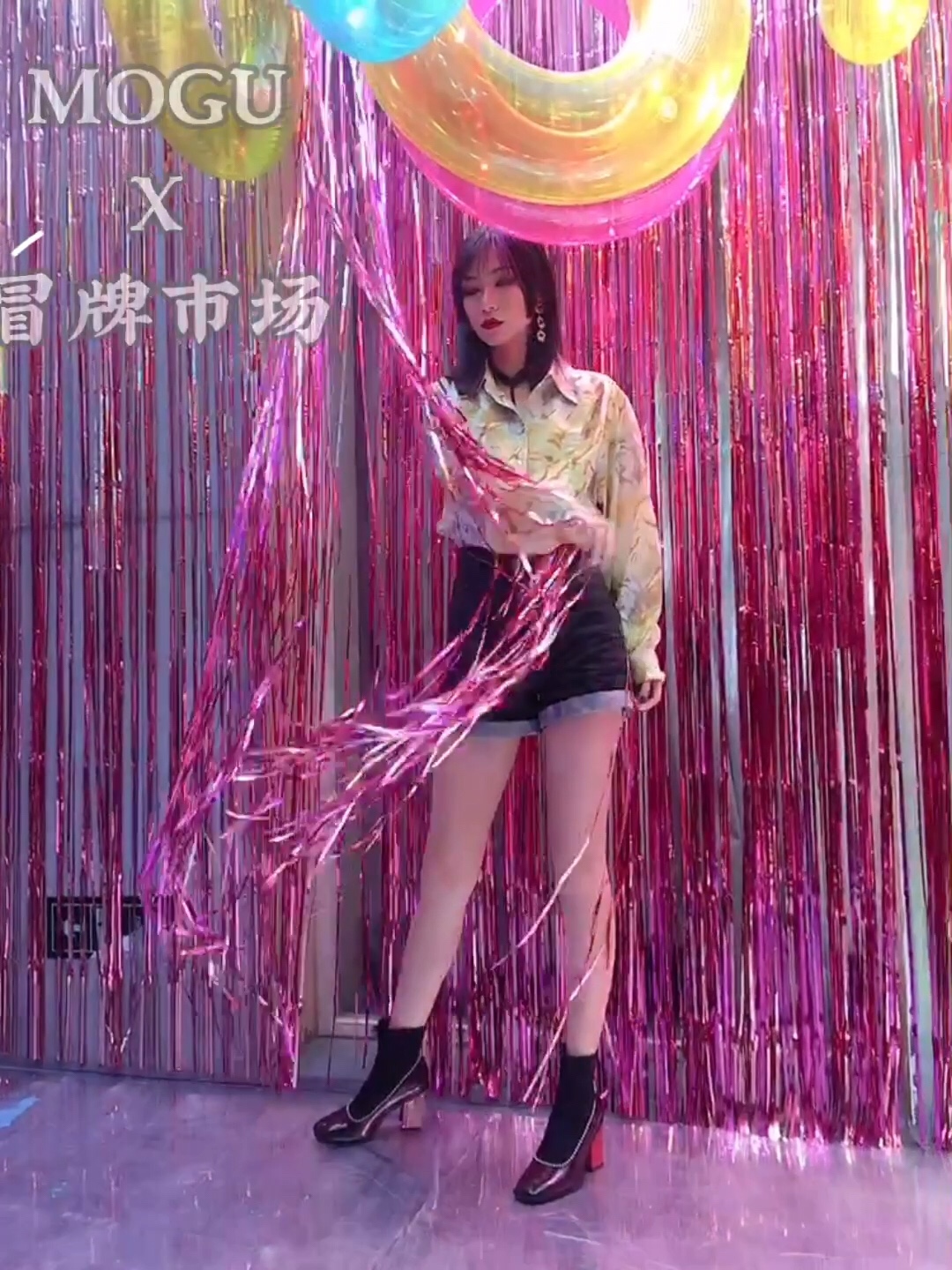 港风衬衫+大耳环，正适合蔓空间的冒牌市场展，花衬衫的热度延续到了今年，出片又好穿～#北京网红地打卡の蔓空间#