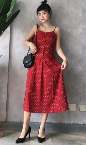 #穿上吊带，心情就像在度假！##恋恋夏日，最爱吊带裙~#这么热的天气吊带裙还不穿起来？红色衬肤色搭配黑色包包，看起来有质感又有气质，这个五一还不穿的美美的去度假
