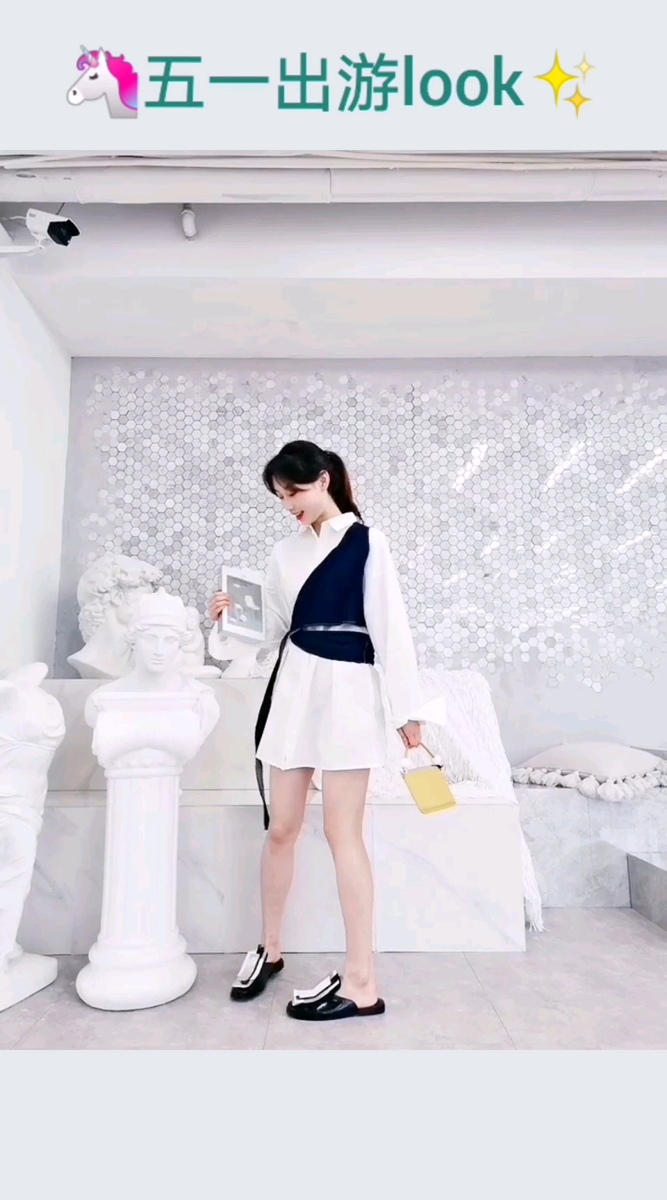 🌟衬衫裙：NIKITA CAI  💰1780
🌟包包：kitayama
🌟鞋子：BUBUFEIFEI

🔸超时髦的衬衫裙 很有设计感 穿上秒精致 手提包很小巧 鞋子是我最喜欢的部分了 好看中带着一点酷✨
#五一小长假穿搭在线教学！#