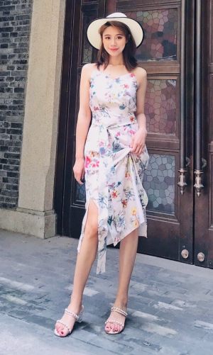 #穿女神裙拍照，闺蜜夸你上天#
腰部飘带，下摆开衩，真丝质地，妥妥的女神裙，小吊带展现迷人的锁骨线条，上身比较宽松，系上腰带，后背形成自然的幅度，看见蝴蝶骨了吗？哈哈，就是它
小开衩走路起来相当的摇曳生姿，裙子上的印花超有女人味，女神裙非她莫属啦。
鞋子再搭配上裸粉色珍珠凉鞋，够精致！#仙女长裙，我心动了！#