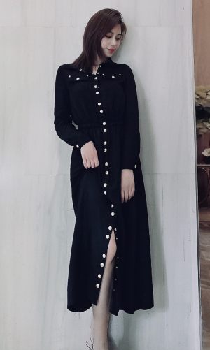#夏乏的我只穿one piece！#
懒人必备的连衣裙👗来啦！
有时候真的蛮苦恼穿搭，或者赶着工作或者赶着上班，真的就想直接抓一件连衣裙就走。
这款one piece的剪裁，面料泛绸缎光泽，金属纽扣一只延伸到裙摆

如果想小心机一些，小阿姨建议大家把下摆扣子解开几颗，这样露出腿部线条，小小性感一下又不失优雅。#多肉女孩的夏日生存法则#
这样的黑色one piece，视觉上很显瘦显高哦，毕竟还是个高腰设计。
宝宝们不要像我那么偷懒，其实头发上别个珍珠发夹，会精致更多哦🐚
🌸🌸
喜欢就pick一下吧❤️爱你哦🤟