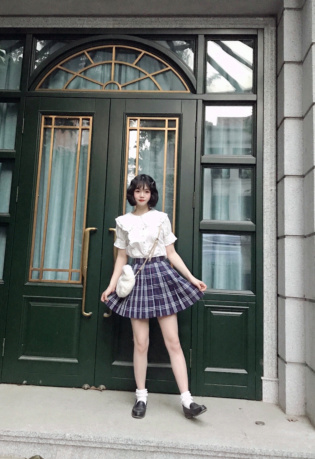 #2019年恋爱搭配图鉴#
超甜的夏日穿搭🍓
白色蕾丝上衣，是来自日本的少女品牌ank roug
大娃娃领➕泡泡袖，甜美满分💗
高腰格子百褶裙👧
拉高腰线，显腿长，蓝色格子更加清新可爱。