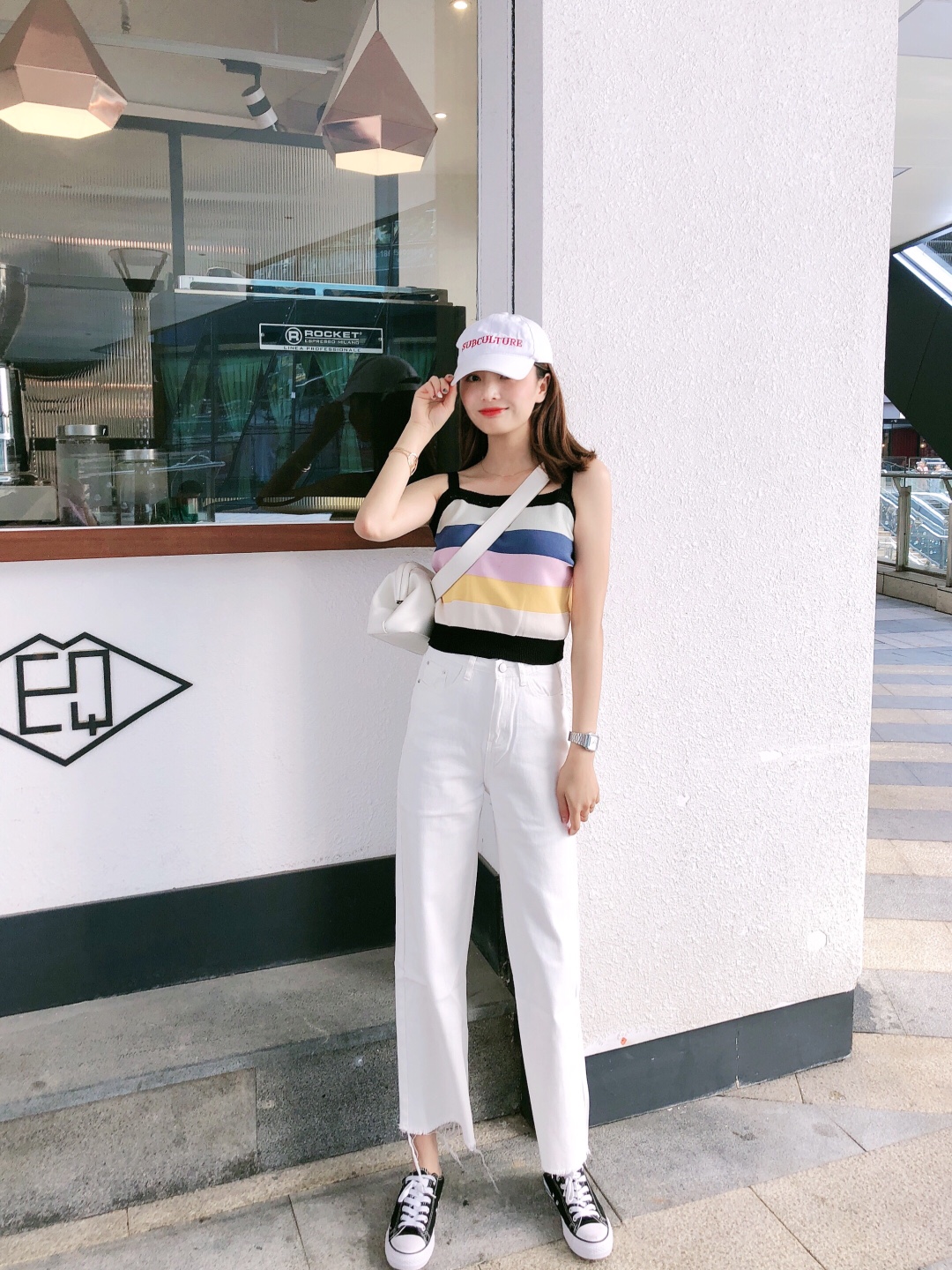 #假胯宽这样穿，腿长又瘦#

穿上彩虹🌈背心 你就是这条街最美的妞
清爽有魅力 搭配鸭舌帽 不要太美哦
韩剧同款跨包 ❤️
已经让你腿长逆天的阔腿长裤
喜欢这个搭配就关注我吧
