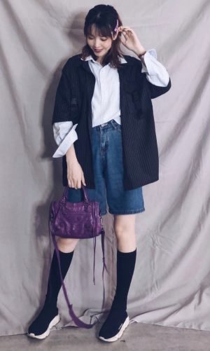 CC穿搭

短袖：2401 LAB
长袖：DESCENDANT
包包：BALENCIAGA
鞋子：BALENCIAGA
#遮住手臂肉肉，立刻显瘦##降温的中性色“出道”了#
吃胖不慌，来件BF风的上衣，把肉肉遮起来，条纹长袖衬衣外搭同是条纹的短袖衬衫，层次感丰富，高腰的短裤搭配长袜，就是长腿显瘦神器，紫色的包包和头上的小夹子搭配的恰当好处