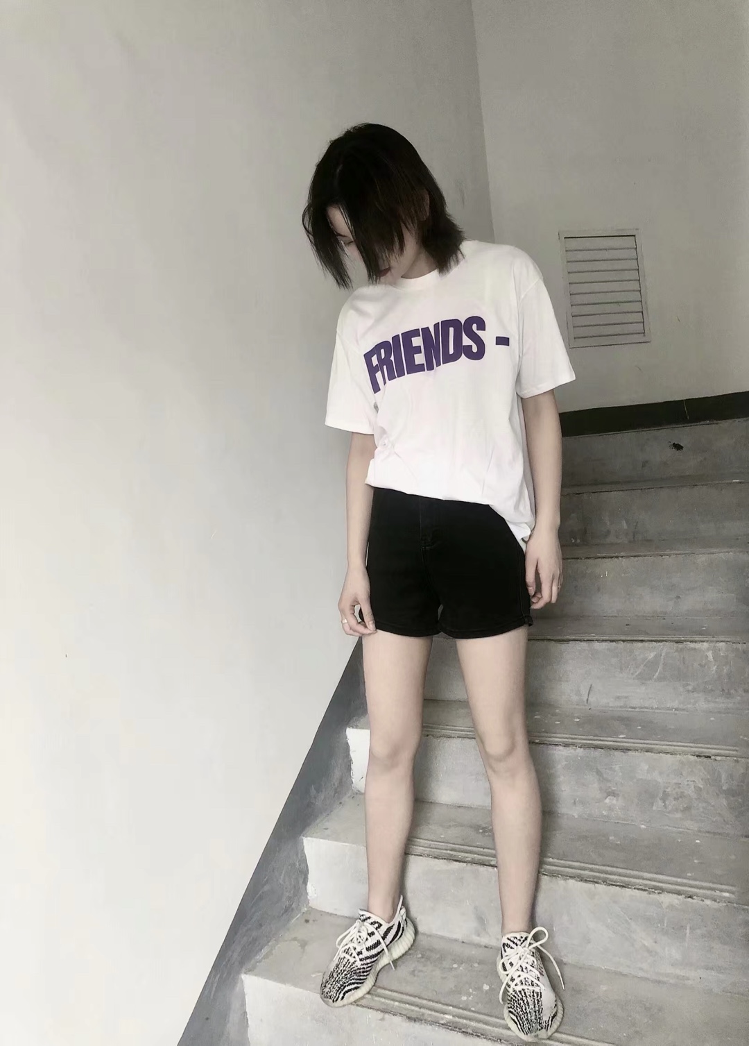 短袖➕牛仔裤➕运动鞋
 夏天的标配 这件短袖我最近很喜欢 穿的也很多 
这件牛仔裤特别软 穿起来特别舒服显瘦百搭#今年的T恤怎么这么好看？！#