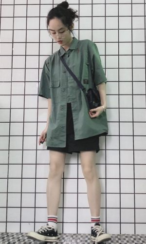 工装短袖衬衫搭配简单的黑色短裤也很好看～#懒人最爱：清爽出街超easy##夏日这么穿，不惧小肚腩！#