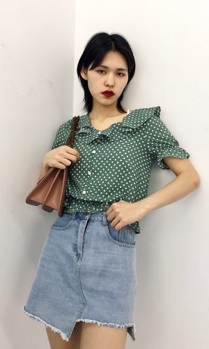 高腰短裙+泡泡花边袖上衣=复古甜美风
高腰牛仔短裙，不规则下摆，高腰版型本来就显高显瘦，加上心机下摆，大长腿藏不住，绿色雪纺短上衣，高腰单品+短上衣，150+女生必备穿搭，活泼又俏皮，少女活力满分，高瘦美袭来#150+女孩，夏日裙子酱紫穿！##全网女孩都爱复古甜美风？#