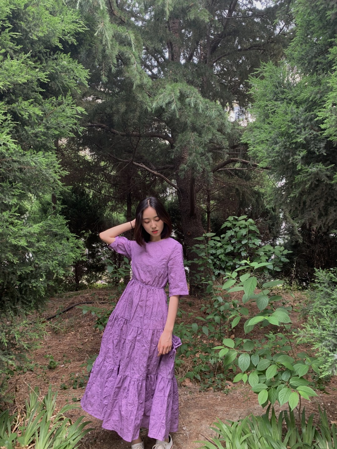 💜一款很吸睛的连衣裙
首先这款裙子的颜色真的很吸引我，很独特的雾霾紫色
其次是它的设计，背后镂空可以露出小细腰，而且可以调节松紧
裙子两侧有抽绳兜，很方便，而且让裙子不会显得突兀
面料也很重工，是今年很流行的褶皱设计。
搭配一双复古风黑色单鞋，整体就是盐系复古女孩了，搭配帆布鞋日常通勤都可以哦
穿出去真的回头率超高~
#150+女孩，夏日裙子酱紫穿！#
