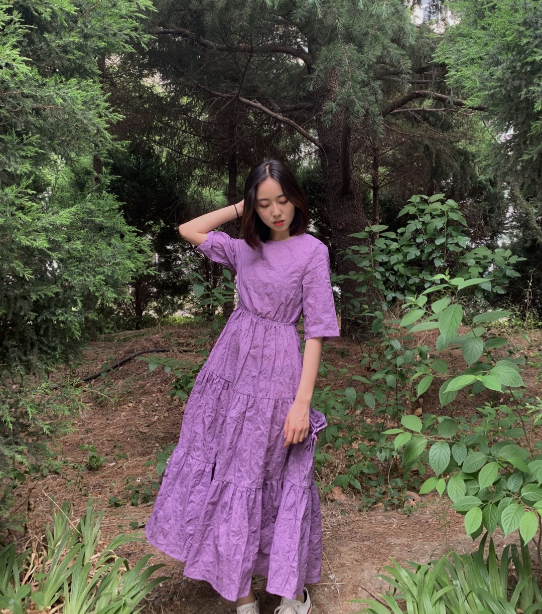 💜一款很吸睛的连衣裙
首先这款裙子的颜色真的很吸引我，很独特的雾霾紫色
其次是它的设计，背后镂空可以露出小细腰，而且可以调节松紧
裙子两侧有抽绳兜，很方便，而且让裙子不会显得突兀
面料也很重工，是今年很流行的褶皱设计。
搭配一双复古风黑色单鞋，整体就是盐系复古女孩了，搭配帆布鞋日常通勤都可以哦
穿出去真的回头率超高~
#150+女孩，夏日裙子酱紫穿！#