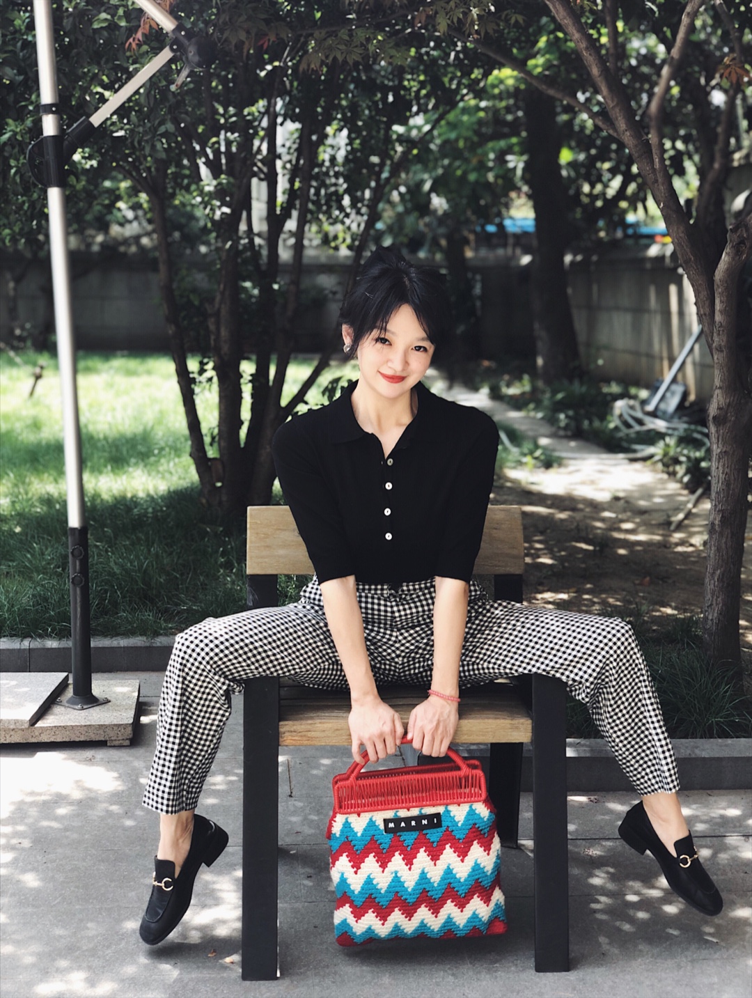 👗搭配美学——好比例比显瘦更重要！！
常常有人问我，怎么穿显瘦。
作为一个身高165，体重却妥妥过百的博主，我确实有一点心得。
但是今天我想说的是，好比例比显瘦更重要！
📗
其实无论是照片，还是生活中，没有人会凑近抓住你，仔仔细细看你手臂粗不粗，腰上赘肉到底有多少。
但是头身比以及腿长，是非常核心的竞争力。
如果你整体呈现出优秀的头身比，自然让人觉得这一身看起来说不出的舒服。这也是0.618比例在整个世界中无处不在的体现。
📗
拿我这身为例：
我本身是上身略胖，腿长而细，腰有点粗的类型。如果突出优势，我应该露出大长腿，遮住腰部。
但是，我在上身用了黑色针织Polo衫，下身配了一条格纹的超高腰的高腰裤。
💁🏻‍♀️上身用黑色压缩了宽度，用高腰标出腰线，营造出胸以下全是腿的错觉。
虽然裤子是宽松款，并不显得腿细，但格纹本身就是一种几何体，档线不明显，更容易显得腿长到天际。
还有一个小小的心机：平时喜欢扎低发髻的我，因为上身简洁而深沉的色彩，特意扎了高马尾。这样整张脸一下子有了up up的感觉，有一种自己仿佛是是“奥黛丽·赫熊”的错觉😄#仙女的人间四月天穿什么#