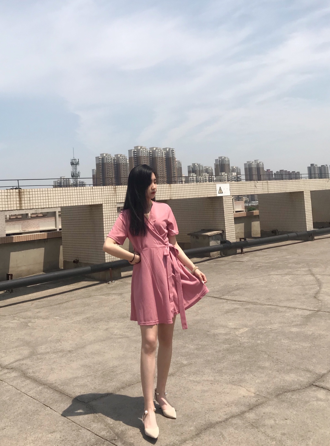 #520，男朋友希望你这么穿！#

藕粉色！ 太显白了，谁试谁知道
很显气质 很温柔的一款
设计感也很强，是一片式的👍
v领和腰带部分很显瘦的喔❤️
鞋子也很好搭配。honey girl的这款裸色珍珠的就很好看啦～