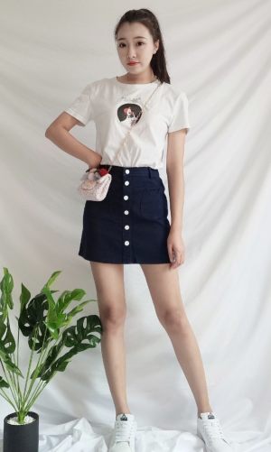 #网红绝美小裙几，谁顶得住啊#
#520，男朋友希望你这么穿！#
上衣是希肯家的短袖。很简单的款式。图案是一直小鸭子的样子。短裙是a02的。前面有一排纽扣，很有设计感。前面的兜兜是猫头形状，很可爱。
鞋子是很简单的ANTA板鞋
这一身穿搭很减龄，少女感十足
