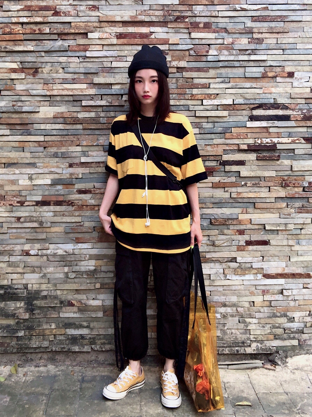 #皮卡丘同款黄上身，萌神归你！#

今天是小蜜蜂🐝
条纹T恤大概是除了纯色T恤之外夏天穿的最多的元素 非常好搭配 这套选择用黑色工装裤搭配 鞋子是黄色的匡威 整体颜色非常协调 酷感又可爱啊