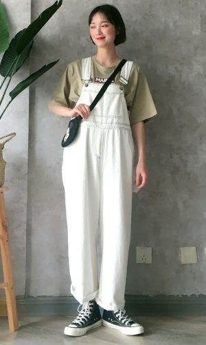 #emoji穿上身，我是小可爱本人##520，甜甜的恋爱要来了!#白色背带裤里面搭配短袖  一身很休闲  背带裤可以搭配任何体恤 或者衬衫  白色的背带裤穿起来很有个性  挺显高显瘦的  背带裤设计的还挺有特点的  而且背带裤在一年四季中都可以穿的哦  哈哈哈