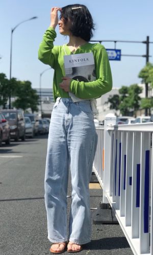 #被泫雅同款性感美腻slay到##懒？教你原地瘦10斤！#
雅兰近日穿搭🥑
这套你们必须pink 牛仔裤妥妥的炫雅风 穿上瞬间显瘦10斤！如果给夏天定义一个颜色 那一定是绿色 这个绿色真的超级防晒哈哈 而且巨无敌显锁骨 我是一个四肢特别粗的女孩 如果你也跟我一样 那就一起pink起来吧！