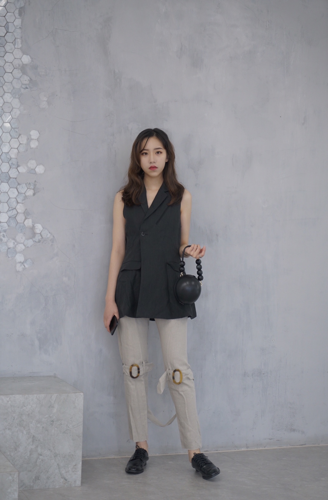 #自带桃花运的520脱单look#
是不是非常显气质的一套look
夏天到了 无袖的衣服也可以穿起来了
但这件上衣贼有特色 中间是收腰 下摆是敞开的
所以可以显出你的小蛮腰啦
裤子贼有特色 两条裤子中间是有链接的
所以第一眼很吸引人
