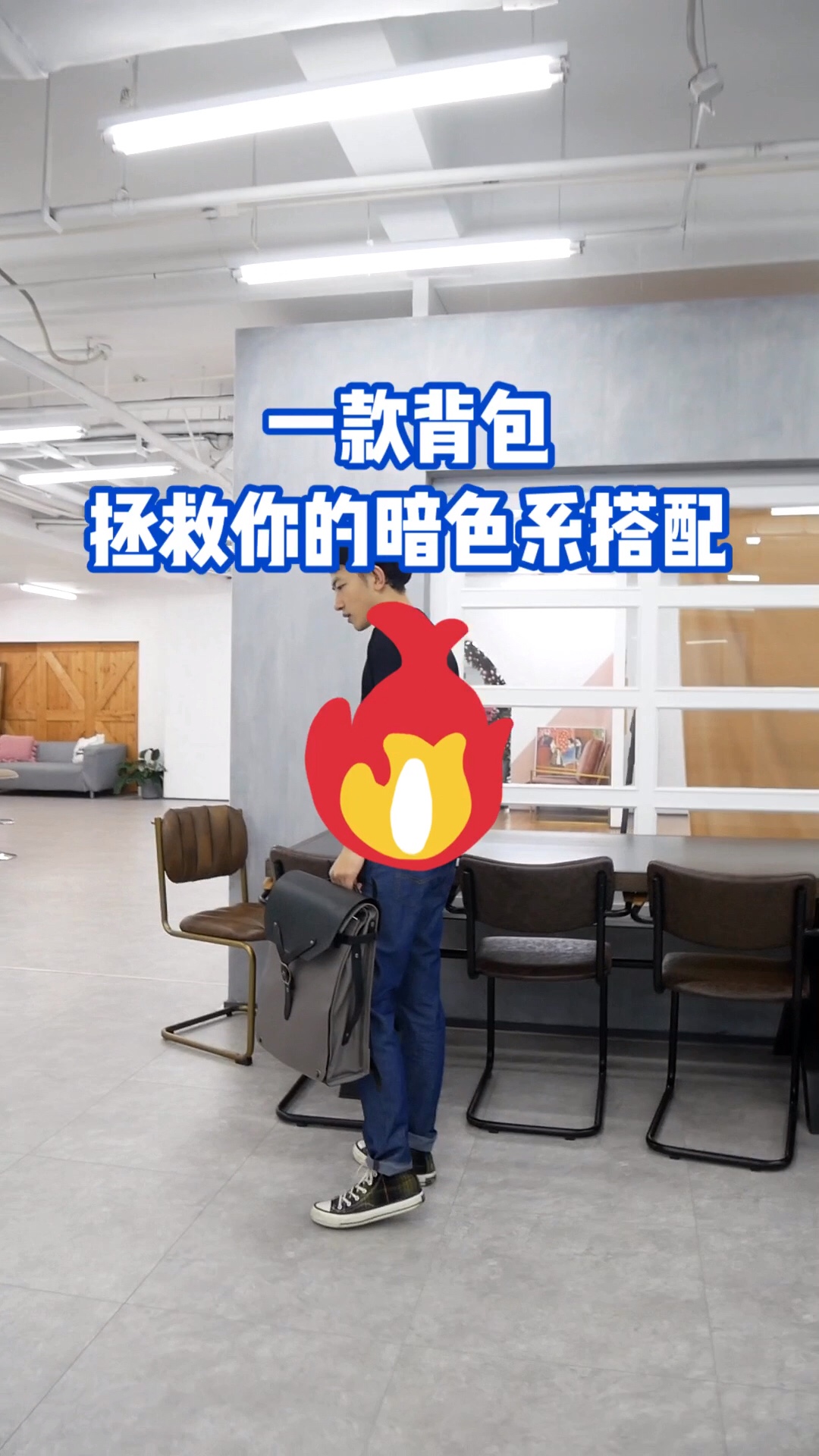 #短袖千千万，这件最好穿！#
黑色➕深蓝色的搭配
会有一种很暗的感觉
所以需要一款比较有气质的包包来衬托
皮质的双肩包不错
比较休闲的设计更符合年轻人
棉麻的宽松休闲裤真的很舒服 种草了