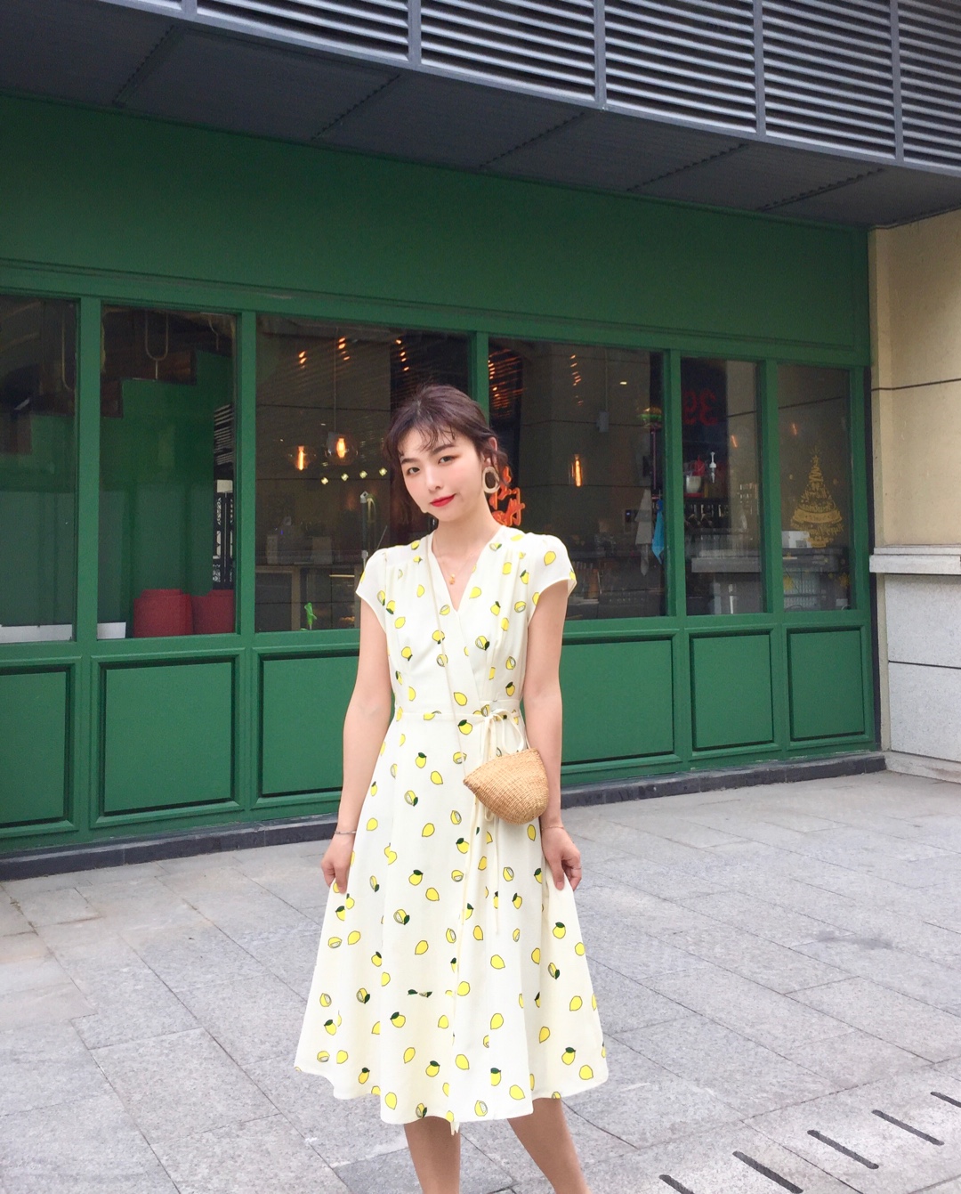 #夏日亮色系怎么穿才好看？#

清新可人又浪漫的🍋水果图案
穿上它夏日清凉感十足 
恰到好处的v领很好的包裹胸部不会暴露
版型不挑人且显瘦
整体设计简约随性～