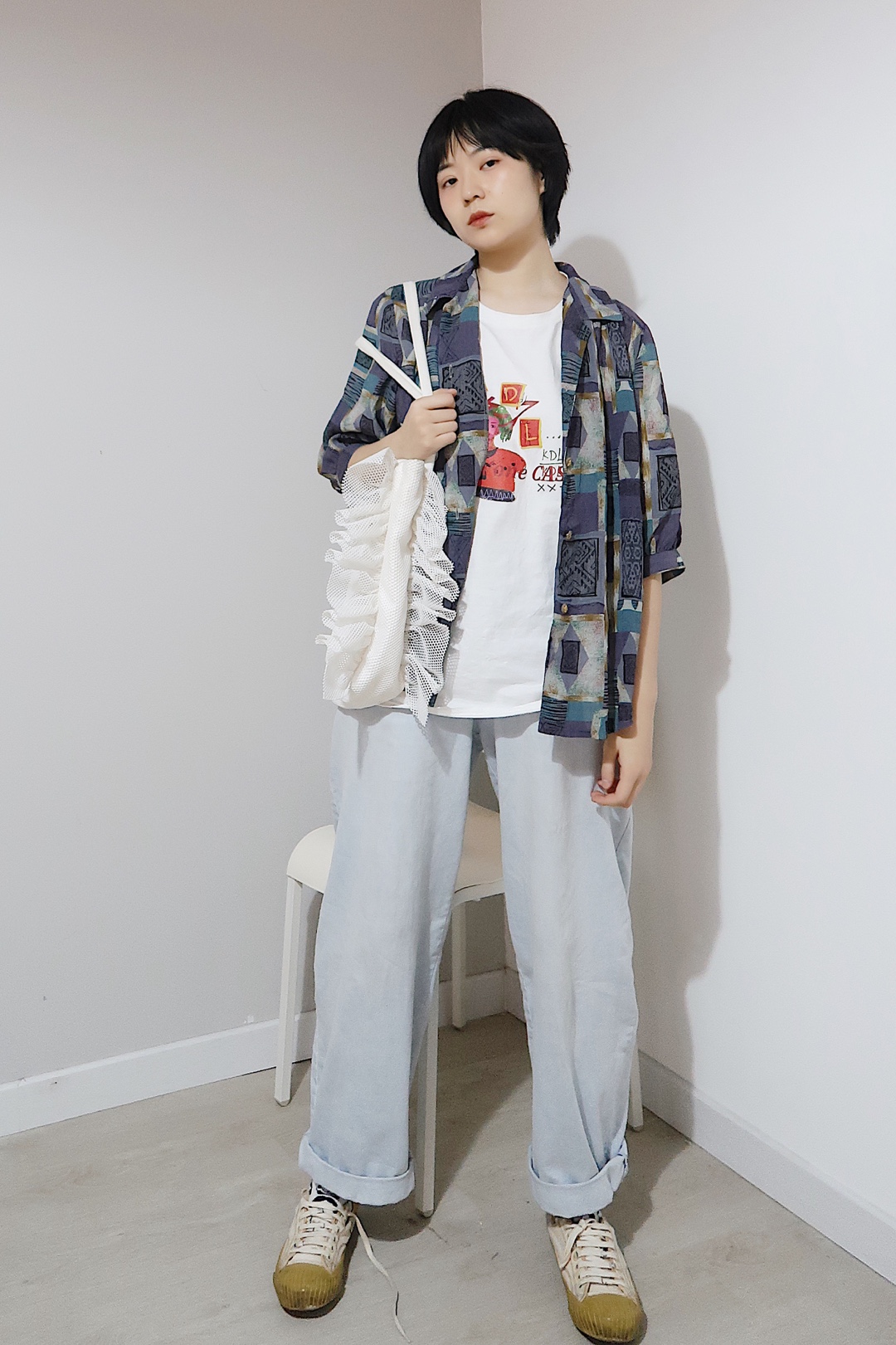 👔👔👔👔👔

拯救粗腿的大作战

由于我属于下半身肥胖的，肌肉腿腿类型，所以我常常会选择宽松的长裤做搭配

这样的宽松牛仔裤，不仅给你遮住粗腿，还给整体的穿搭效果带来了不少随意感

同时板鞋的作用也是不可或缺的么

#夏日亮色系怎么穿才好看？#