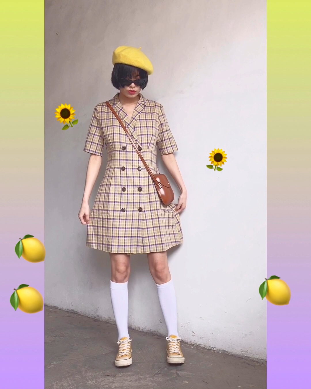 #emoji穿上身，我是小可爱本人#

柠檬黄色系穿搭
黄色显得人青春洋溢
黄紫相间的格纹连衣裙，带收腰设计显瘦
a字裙摆，遮粗腿，微胖女生也可以穿
黄色贝雷帽帆布鞋，让色系更加统一