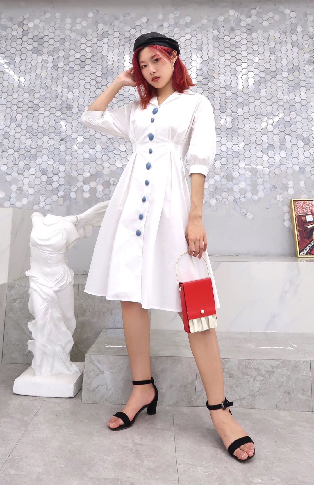 #小个子女生，这款裙子更适合你#
质地轻盈摩登感十足
V领设计拉长脖子线条
过膝a字裙包容性强
更显青春活力具有良好的搭配性~