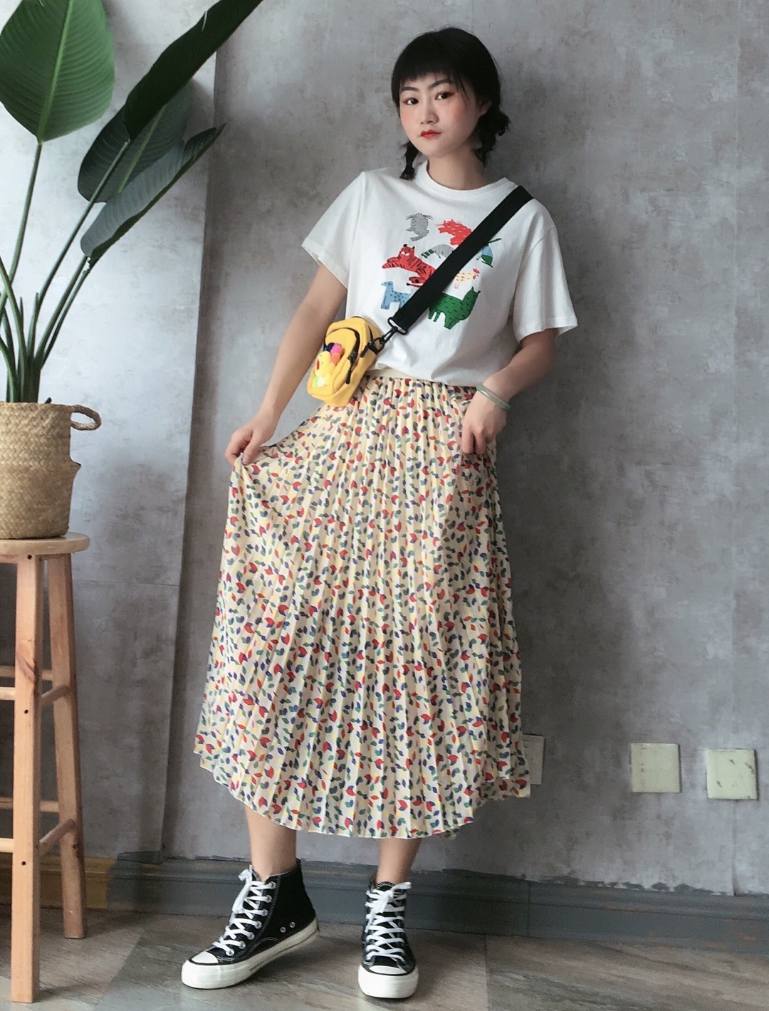 #夏天要做嫩黄色的太阳花女孩#六一来了一定要甜甜的才行啊，白t搭配黄色方块碎花裙，很有亮点哦，搭配黄色的太阳花小包包，超级有少女感啦。