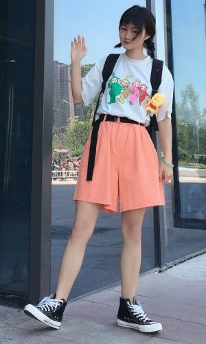 #六一我的节，最减龄穿搭！##六一约会不能缺の少女感穿搭#超级有少女感的一套look啊，白色的t搭配西柚色的五分裤，双肩包搭配小熊维尼，这个六一你最可爱啦。