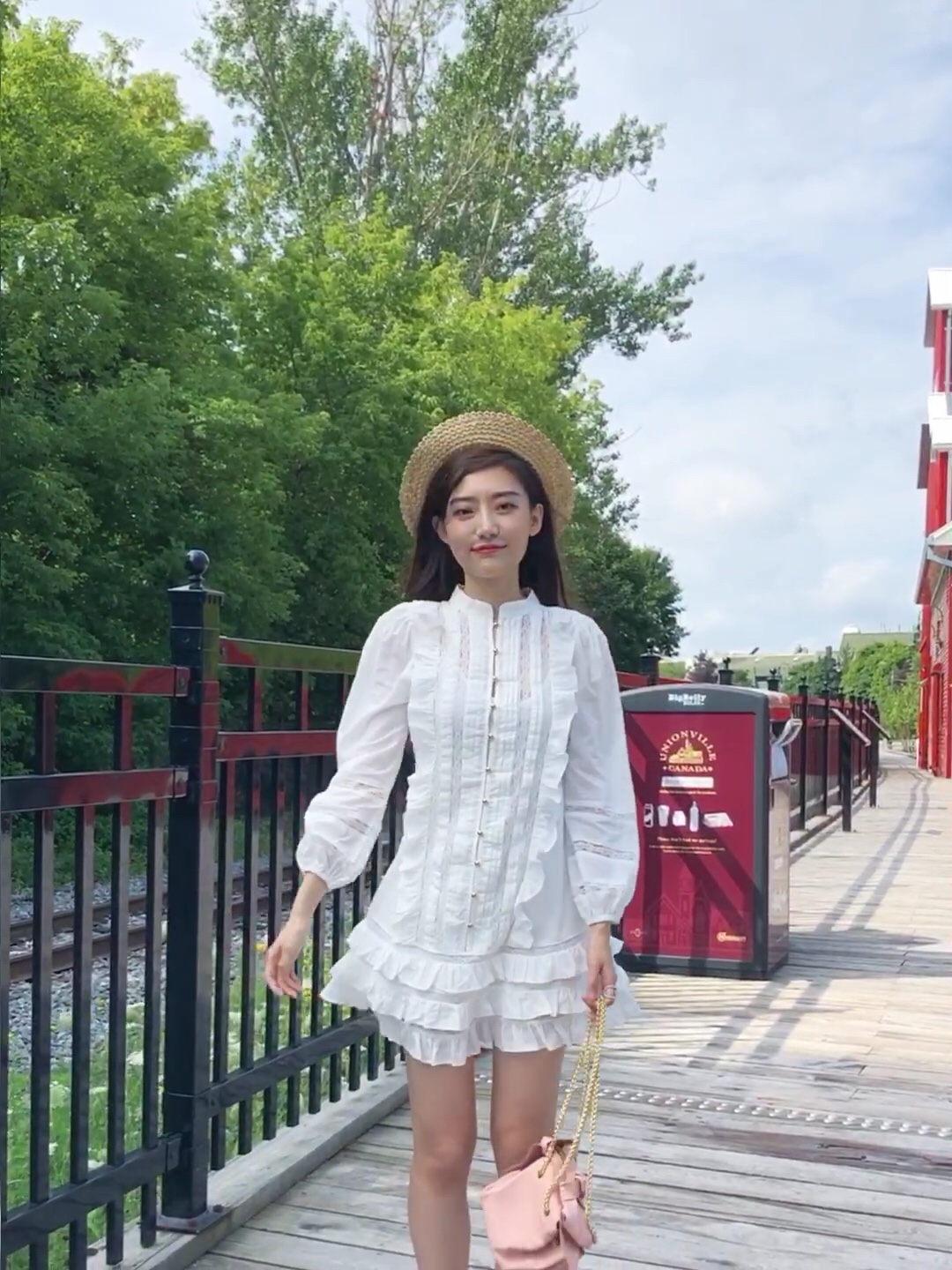 #入夏好天气，穿成假装在度假#
毕业季‖乖巧穿搭

蜜糖女孩穿搭很适合毕业季拍照呀！小个子女生，这款裙子更适合你～
简单的白衬衣连衣裙，恰如学生时期的纯真与美好🌻 
希望所有即将毕业的人，都以梦为马！ ​
搭配zac zac posen蝴蝶结粉嫩包包更减龄！