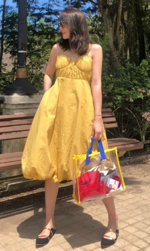 #夏日降温？当然穿清凉色系！##心机显瘦LOOK，稳坐朋友圈C位#
夏天就是要穿上五颜六色的衣服！这件黄色连衣裙真的一眼看中！夏天搭配黄色 超清爽超亮眼！吊带设计 胸前是有加胸垫的！免去穿nubra的烦恼！收腰设计 显瘦no.1 最特别的就是裙摆是蓬蓬裙样式 可甜可咸！同时把小腿拉得很细长！