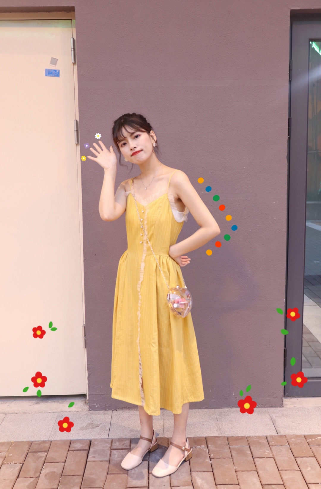 这套法式feel的连衣裙炒鸡美呀 敲美丽的鹅黄色 非常上镜显白 这种吊带裙就是用来展示优美的肩部线条 复古优雅的V领喝网纱的结合超有味道～领口的网纱能更好的展现锁骨线条又不会觉得太露 日常也很好穿～#今夏最火：法式少女风，盘它！#