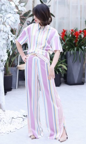 套装绝对是你衣橱里不能少的单品。套装，一整套的设计，时尚耐看，也省去了夏日穿搭的烦恼，让你速成气质女神～
其实条纹套装是省心的存在，也是显瘦的神器，让你不必考虑今天应该怎么搭配，将最简单时尚的穿搭展示在面前。简约中透着时尚感，同时也能够遮住肚子上的肉肉，达到显瘦的效果。下装的设计采用条纹九分阔腿裤型，干练又大气。搭配上一双裸色极简风的软皮单鞋，简单又显品质感。
#小个子福利：逆天长腿排队领取##假期这样穿，收获甜甜甜恋爱#