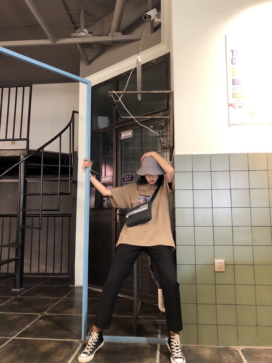 #618，一键解决你的身材bug！#

这个颜色和黑色的搭配真的超显白！！！炒鸡酷！
这俩个色的搭配，出街很吸睛的喔📷
上衣的版型和颜色我都很喜欢就果断入了，很显瘦的。
包包是最近的新款，炒鸡喜欢这个款式！
男朋友都没自己酷！
搭配垂感阔腿裤！上短下长！腿长一米八！ 